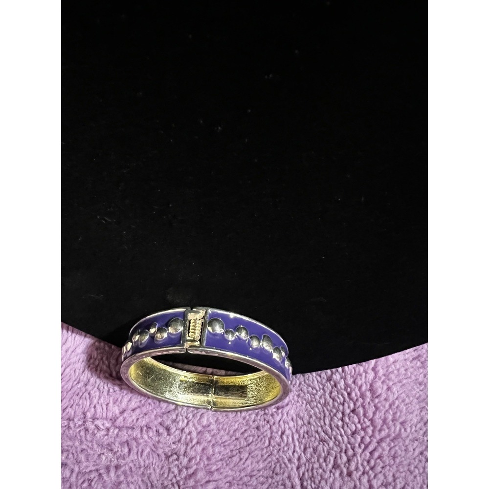vtg Costume BRACELET  HINGED BANGLE GOLD TONE Purple/blue Color 3/4"‎ W